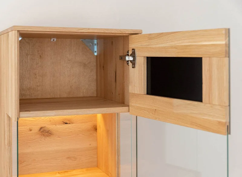 Beleuchtete Standvitrine aus massiver Eiche und Glas | Vitrine Tirano IV mit Rückwand in grober Holzstruktur