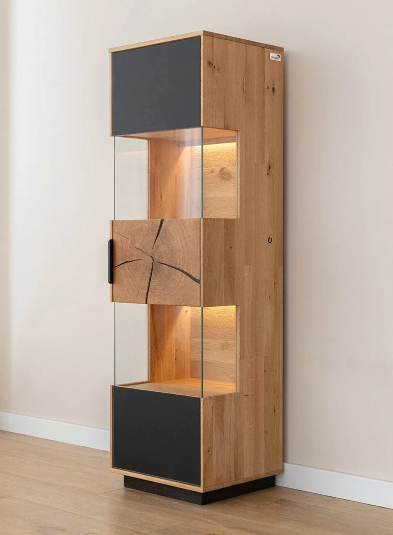 Beleuchtete Standvitrine aus massiver Eiche und Glas | Vitrine Tirano IV mit Rückwand in grober Holzstruktur