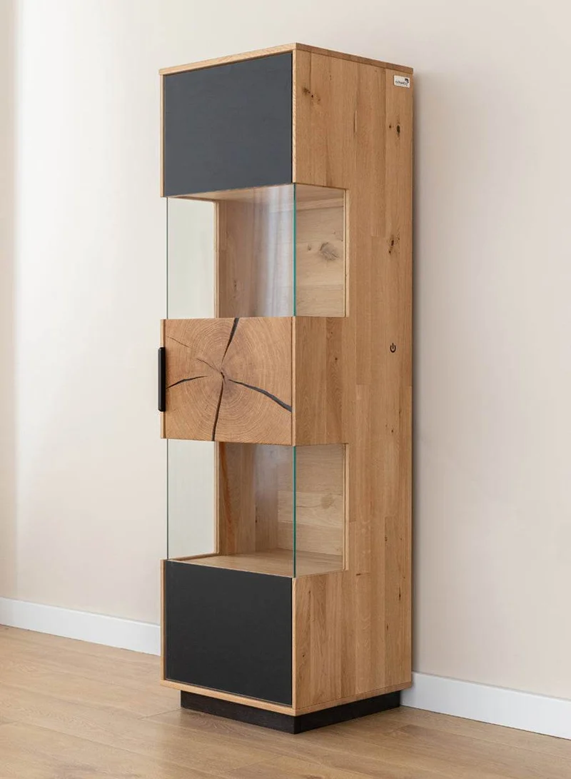 Beleuchtete Standvitrine aus massiver Eiche und Glas | Vitrine Tirano IV mit Rückwand in grober Holzstruktur