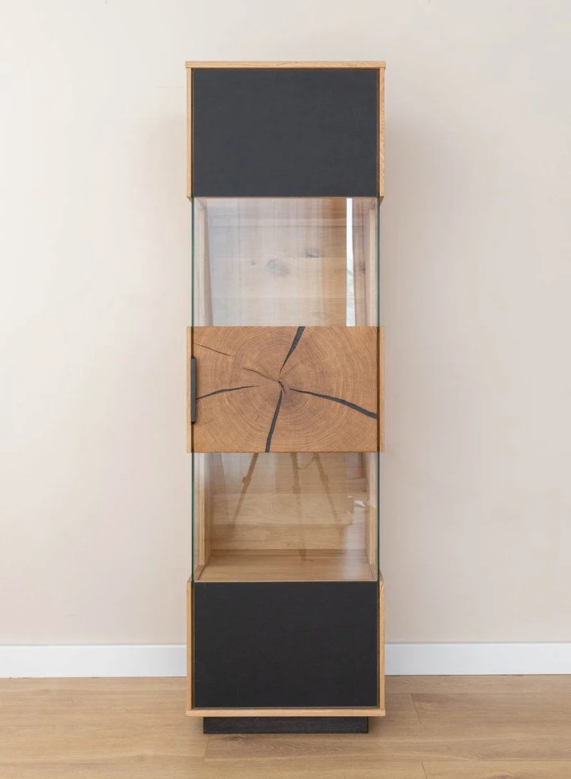 Beleuchtete Standvitrine aus massiver Eiche und Glas | Vitrine Tirano IV mit Rückwand in grober Holzstruktur
