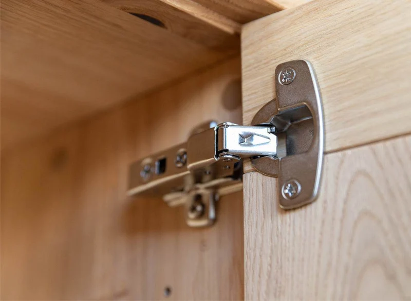 Beleuchtete Standvitrine aus massiver Eiche und Glas | Vitrine Tirano IV mit Rückwand in grober Holzstruktur