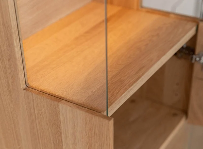 Beleuchtete Hängevitrine aus massiver Eiche und Glas | Vitrine Tirano IV mit Rückwand in grober Holzstruktur