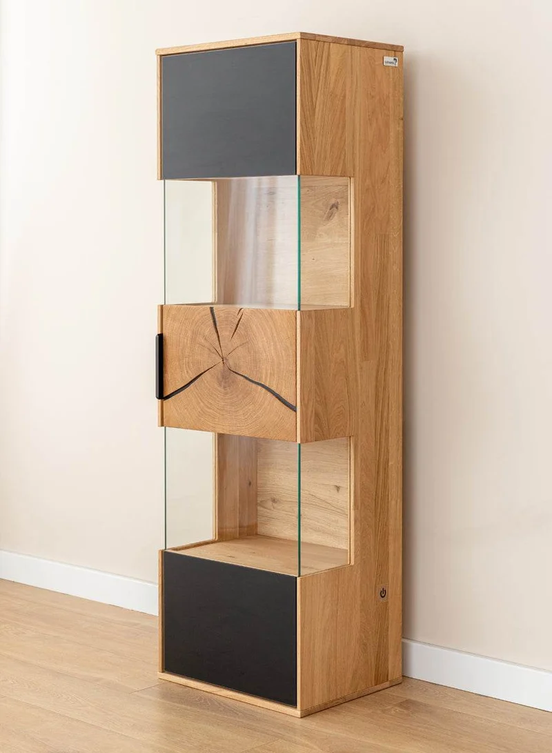 Beleuchtete Hängevitrine aus massiver Eiche und Glas | Vitrine Tirano IV mit Rückwand in grober Holzstruktur