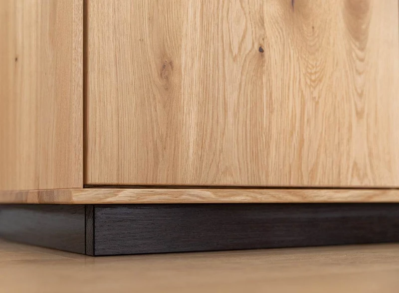 Beleuchtetes Sideboard aus massiver Eiche mit Hirnholz | Kommode Tirano III mit Rückwand in grober Holzstruktur