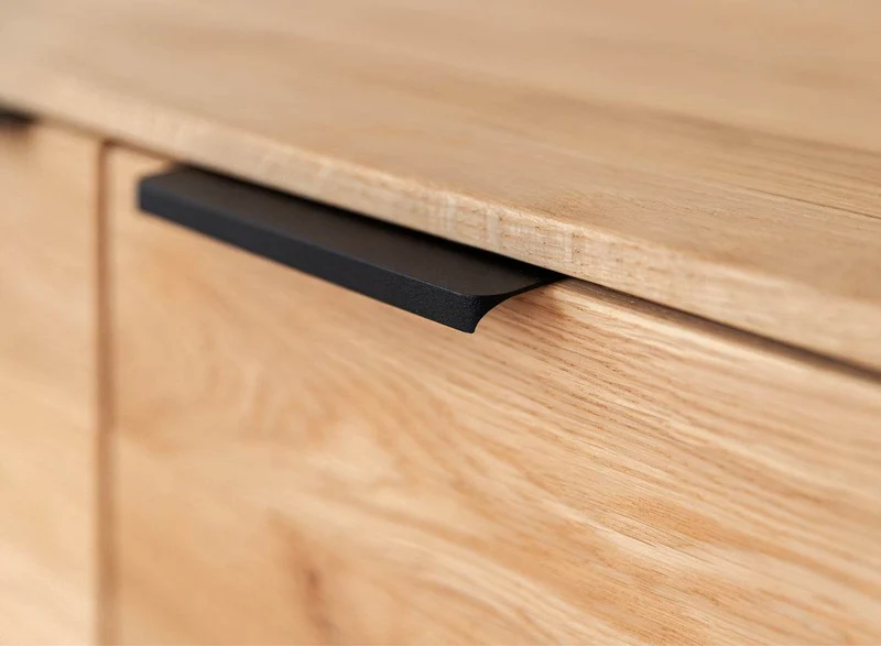 Beleuchtetes Sideboard aus massiver Eiche mit Hirnholz | Kommode Tirano III mit Rückwand in grober Holzstruktur
