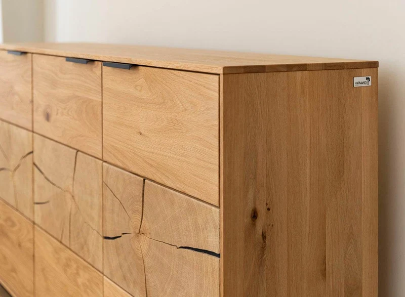 Beleuchtetes Sideboard aus massiver Eiche mit Hirnholz | Kommode Tirano III mit Rückwand in grober Holzstruktur