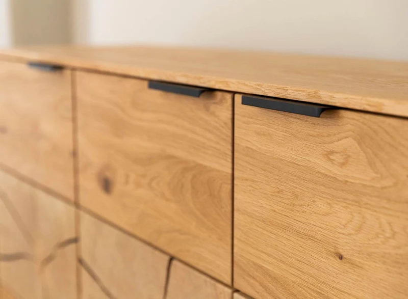 Beleuchtetes Sideboard aus massiver Eiche mit Hirnholz | Kommode Tirano III mit Rückwand in grober Holzstruktur