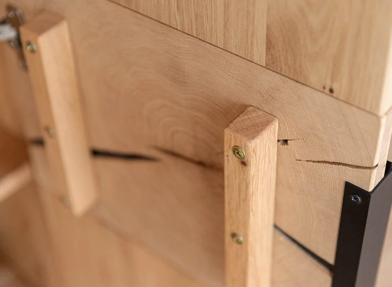 Beleuchtetes Sideboard aus massiver Eiche mit Hirnholz | Kommode Tirano III mit Rückwand in grober Holzstruktur