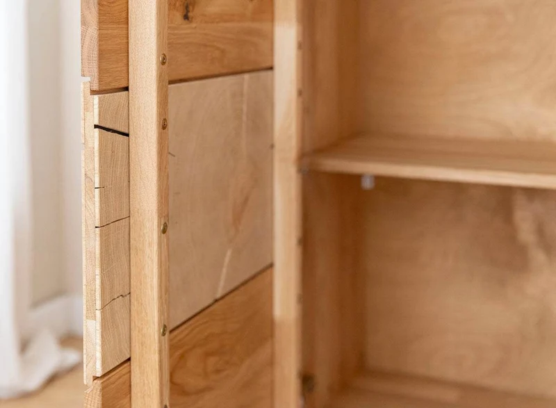 Beleuchtetes Sideboard aus massiver Eiche mit Hirnholz | Kommode Tirano III mit Rückwand in grober Holzstruktur