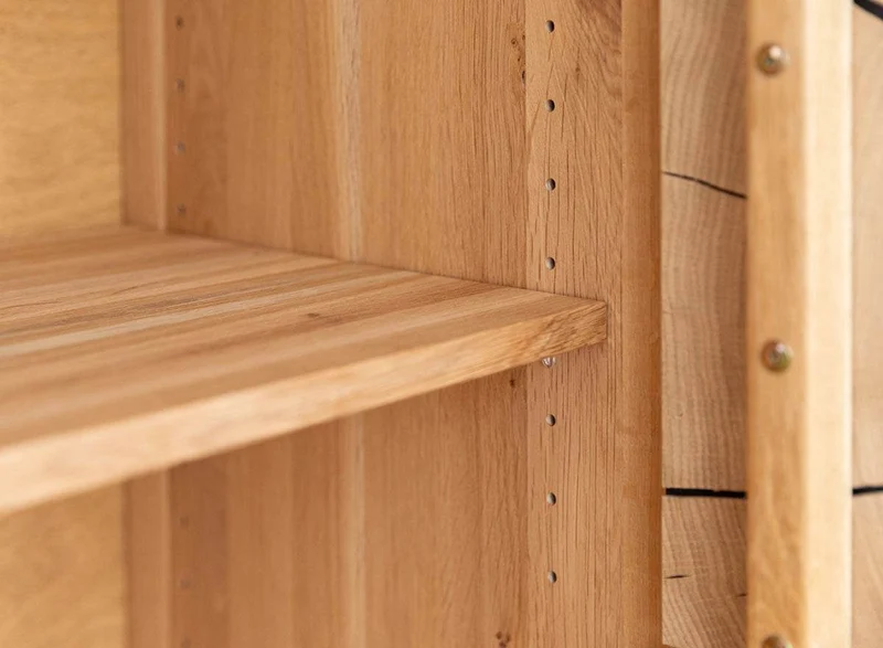 Beleuchtetes Sideboard aus massiver Eiche mit Hirnholz | Kommode Tirano III mit Rückwand in grober Holzstruktur