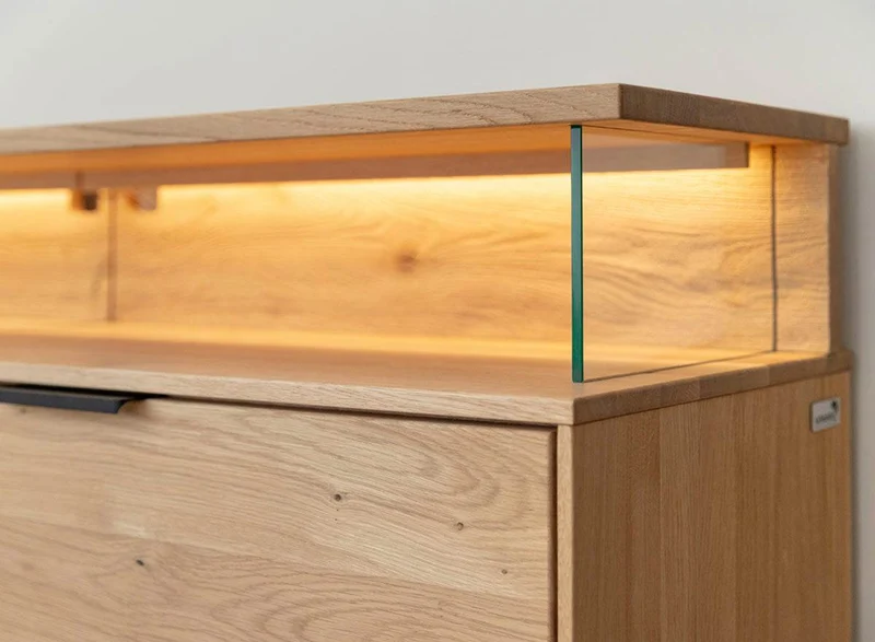 Beleuchtete Hängekommode aus massiver Eiche mit Hirnholz | TV-Board Tirano III mit Schaukasten und grober Holzstruktur