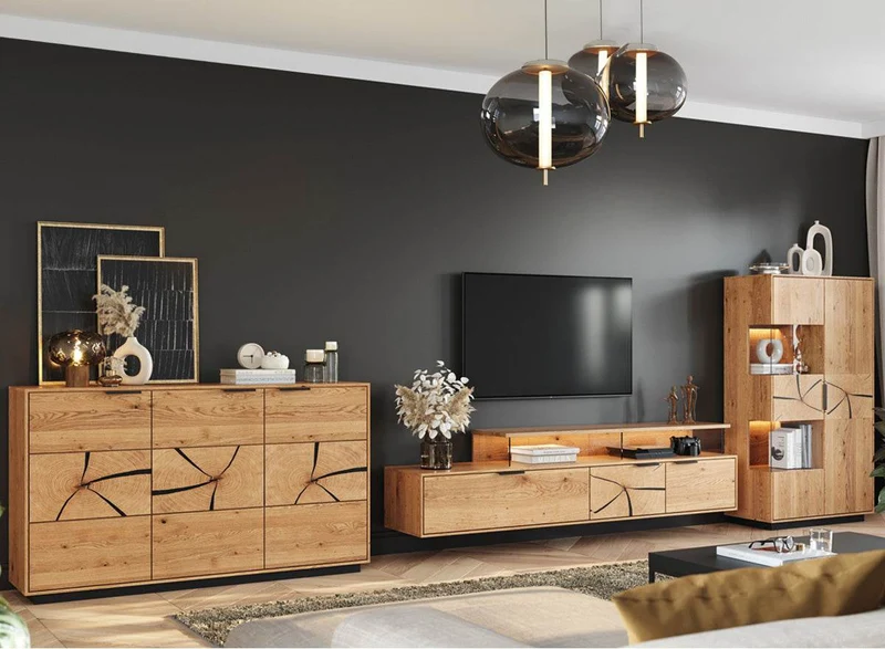 Beleuchtete Standvitrine aus massiver Eiche mit Hirnholz | Wohnzimmerschrank Tirano III mit Rückwand in grober Holzstruktur