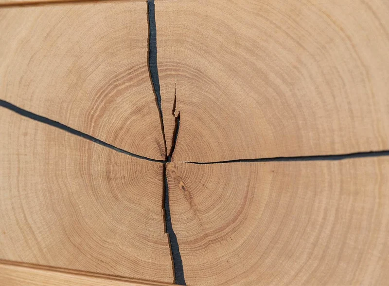 Beleuchtete Standvitrine aus massiver Eiche mit Hirnholz | Wohnzimmerschrank Tirano III mit Rückwand in grober Holzstruktur
