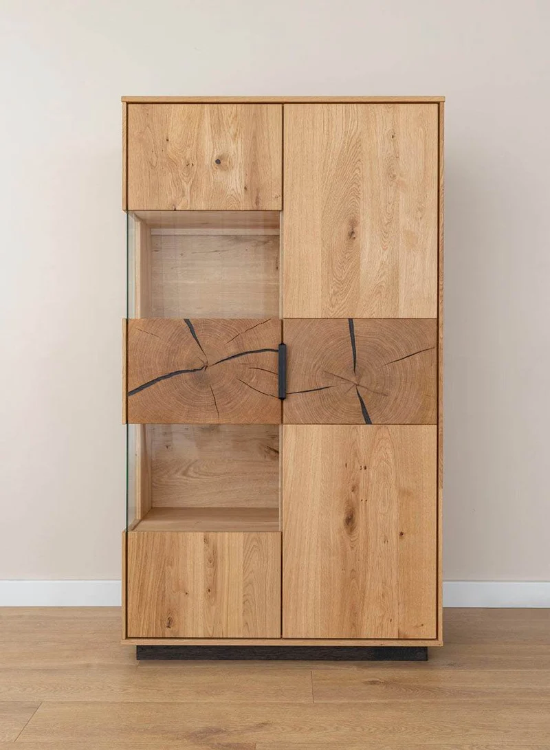 Beleuchtete Standvitrine aus massiver Eiche mit Hirnholz | Wohnzimmerschrank Tirano III mit Rückwand in grober Holzstruktur