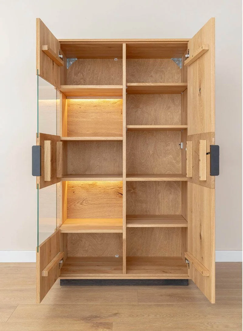 Beleuchtete Standvitrine aus massiver Eiche mit Hirnholz | Wohnzimmerschrank Tirano III mit Rückwand in grober Holzstruktur