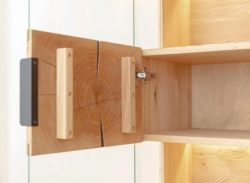 Beleuchtete Standvitrine aus massiver Eiche mit Hirnholz | Wohnzimmerschrank Tirano III mit Rückwand in grober Holzstruktur