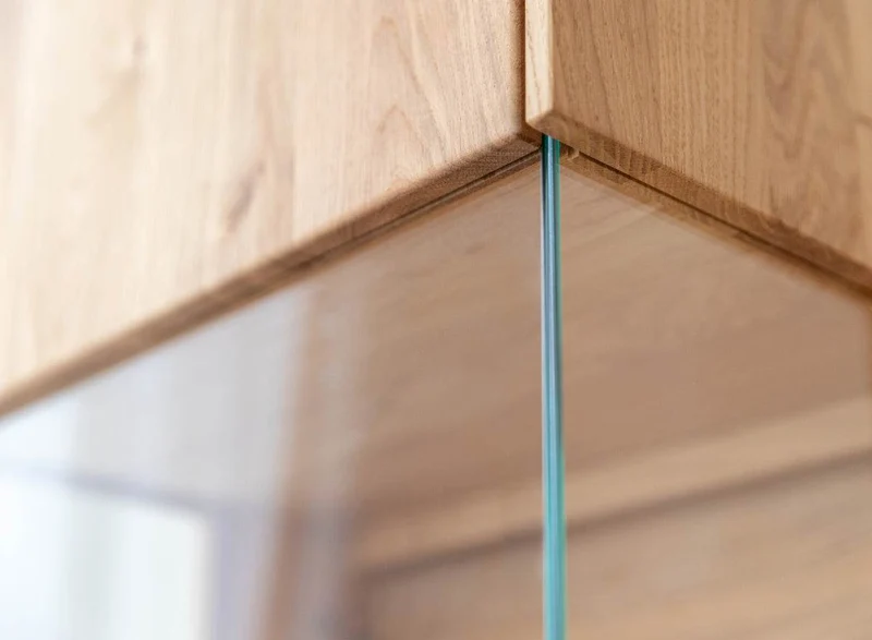 Beleuchtete Standvitrine aus massiver Eiche mit Hirnholz | Vitrine Tirano III mit Rückwand in grober Holzstruktur