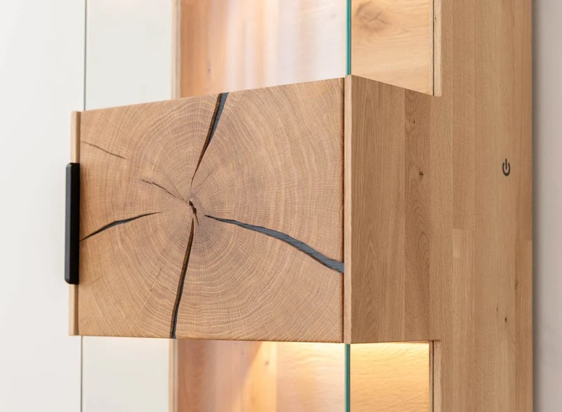 Beleuchtete Standvitrine aus massiver Eiche mit Hirnholz | Vitrine Tirano III mit Rückwand in grober Holzstruktur
