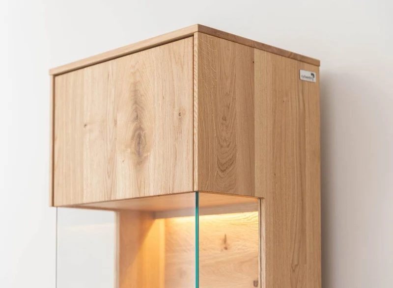 Beleuchtete Standvitrine aus massiver Eiche mit Hirnholz | Vitrine Tirano III mit Rückwand in grober Holzstruktur