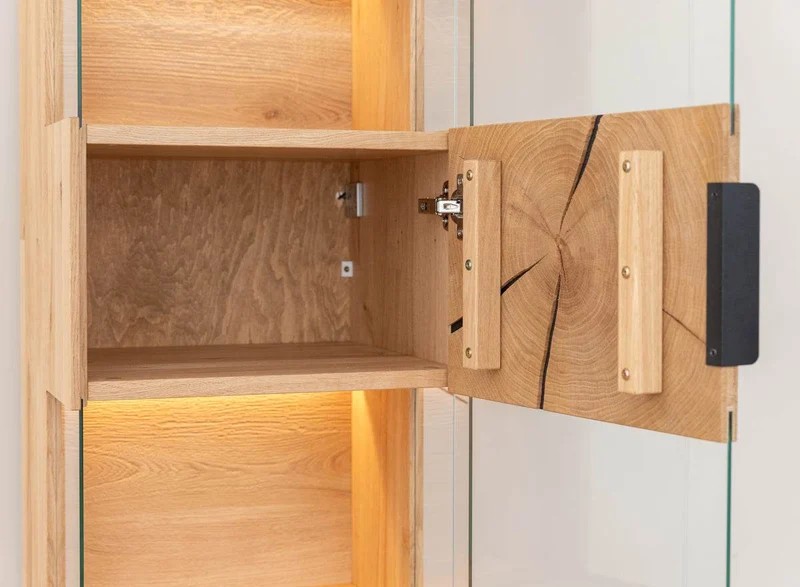 Beleuchtete Standvitrine aus massiver Eiche mit Hirnholz | Vitrine Tirano III mit Rückwand in grober Holzstruktur