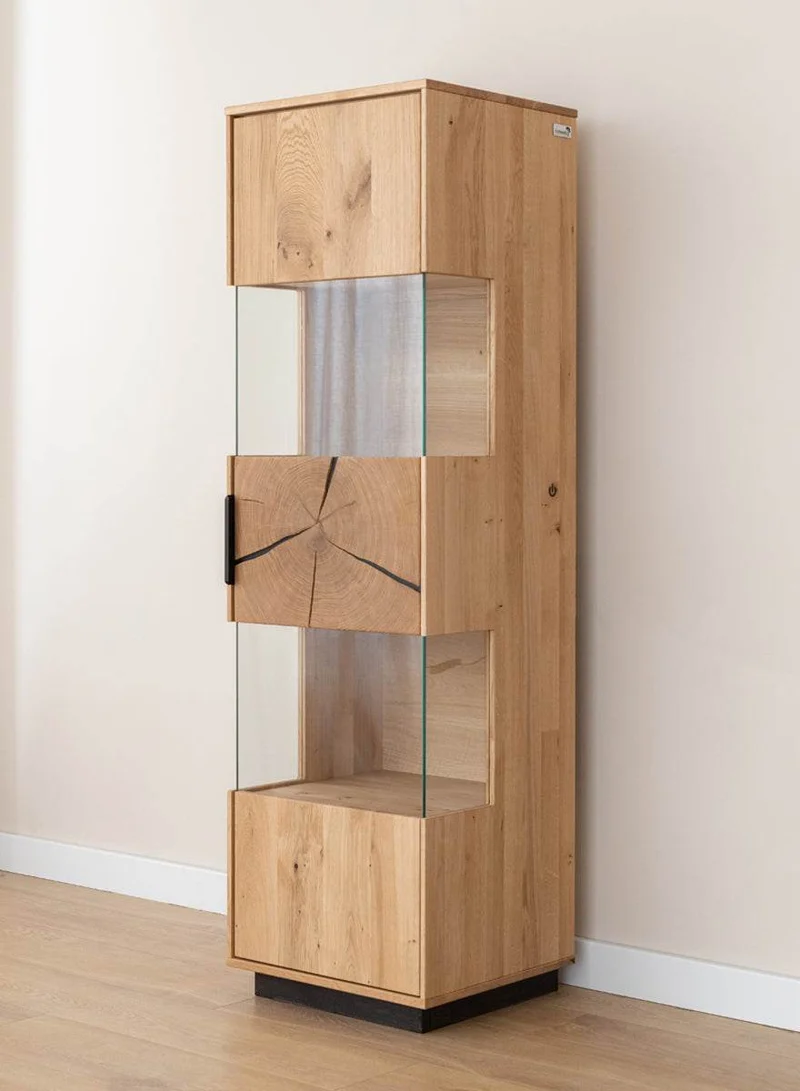 Beleuchtete Standvitrine aus massiver Eiche mit Hirnholz | Vitrine Tirano III mit Rückwand in grober Holzstruktur