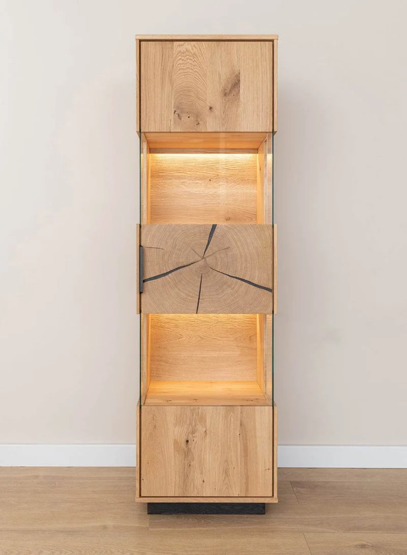 Beleuchtete Standvitrine aus massiver Eiche mit Hirnholz | Vitrine Tirano III mit Rückwand in grober Holzstruktur