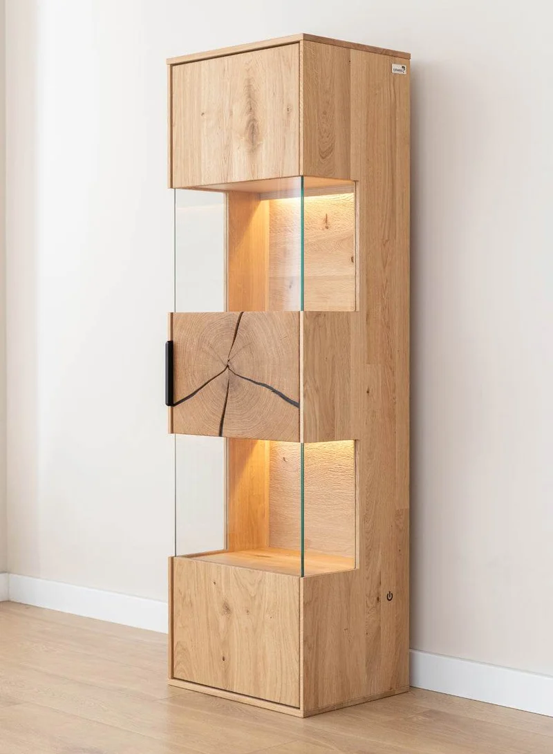 Beleuchtete Hängevitrine aus massiver Eiche mit Hirnholz | Vitrine Tirano III mit Rückwand in grober Holzstruktur