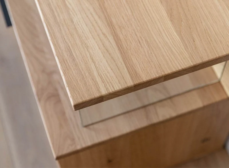 Beleuchtete Hängekommode aus massiver Eiche mit Lamellen | TV-Board Tirano II mit Schaukasten und grober Holzstruktur