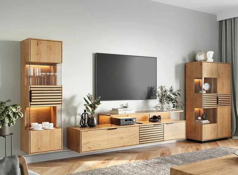 Beleuchtete Standvitrine aus massiver Eiche mit Lamellen | Wohnzimmerschrank Tirano II mit Rückwand in grober Holzstruktur