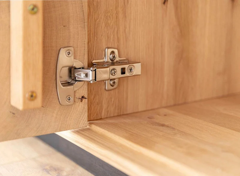 Beleuchtete Standvitrine aus massiver Eiche mit Lamellen | Wohnzimmerschrank Tirano II mit Rückwand in grober Holzstruktur
