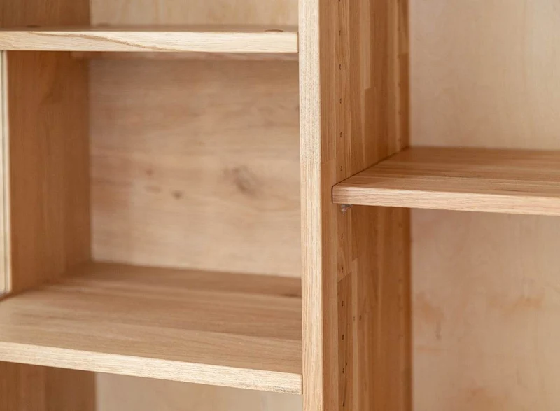 Beleuchtete Standvitrine aus massiver Eiche mit Lamellen | Wohnzimmerschrank Tirano II mit Rückwand in grober Holzstruktur