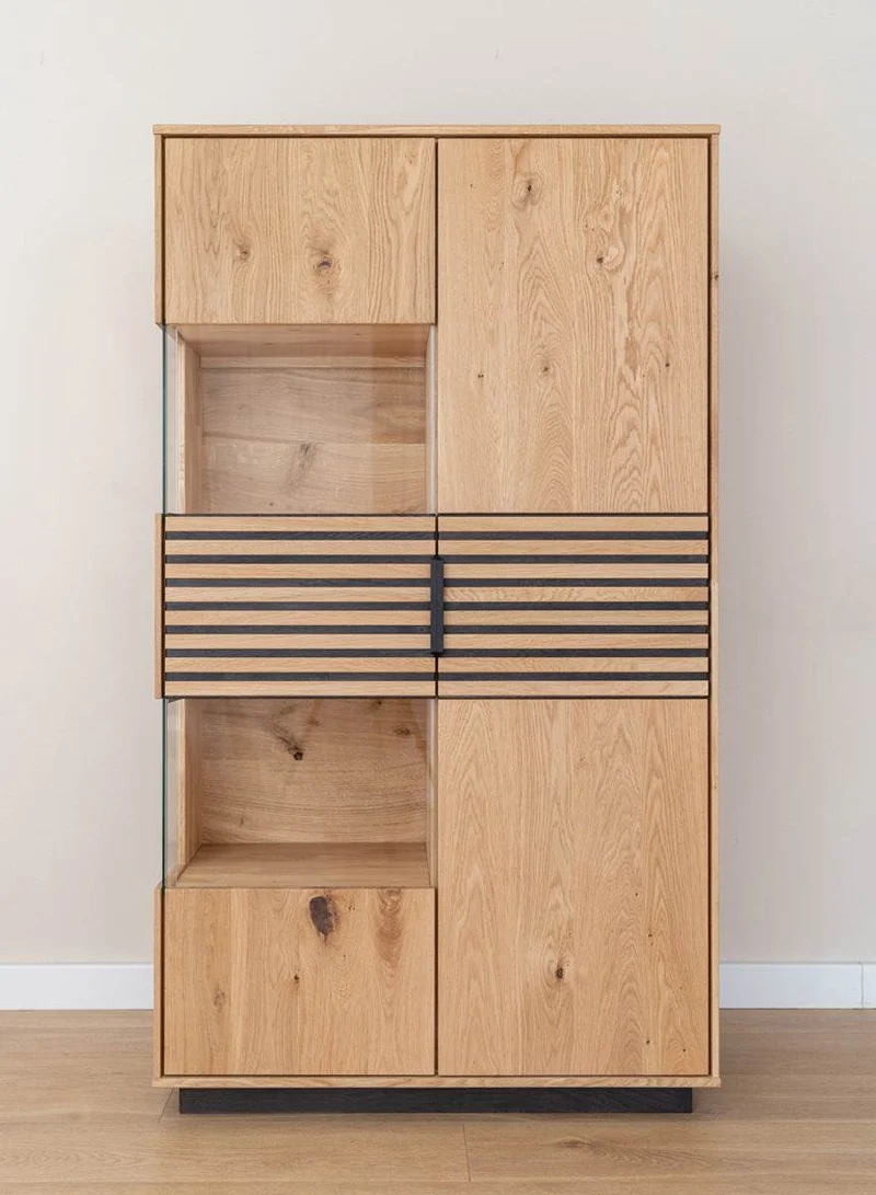 Beleuchtete Standvitrine aus massiver Eiche mit Lamellen | Wohnzimmerschrank Tirano II mit Rückwand in grober Holzstruktur