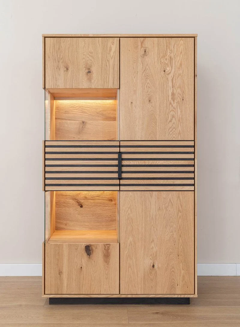 Beleuchtete Standvitrine aus massiver Eiche mit Lamellen | Wohnzimmerschrank Tirano II mit Rückwand in grober Holzstruktur
