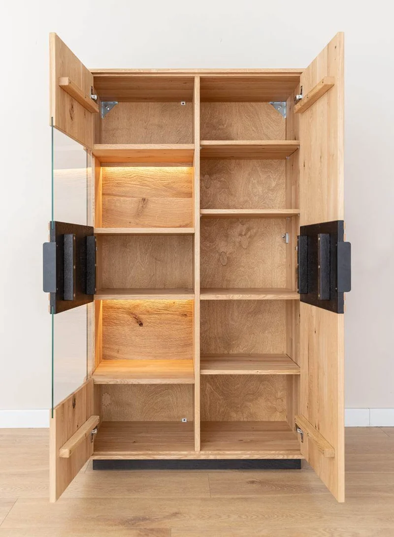Beleuchtete Standvitrine aus massiver Eiche mit Lamellen | Wohnzimmerschrank Tirano II mit Rückwand in grober Holzstruktur