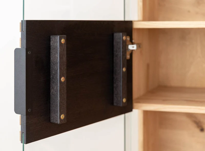 Beleuchtete Standvitrine aus massiver Eiche mit Lamellen | Wohnzimmerschrank Tirano II mit Rückwand in grober Holzstruktur