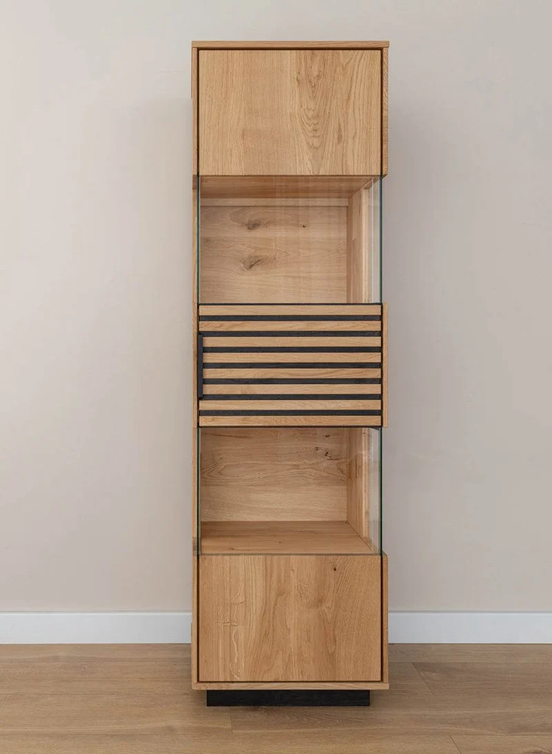 Beleuchtete Standvitrine aus massiver Eiche mit Lamellen | Vitrine Tirano II mit Rückwand in grober Holzstruktur