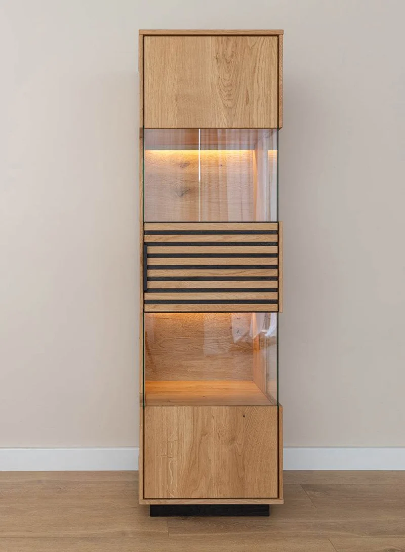Beleuchtete Standvitrine aus massiver Eiche mit Lamellen | Vitrine Tirano II mit Rückwand in grober Holzstruktur