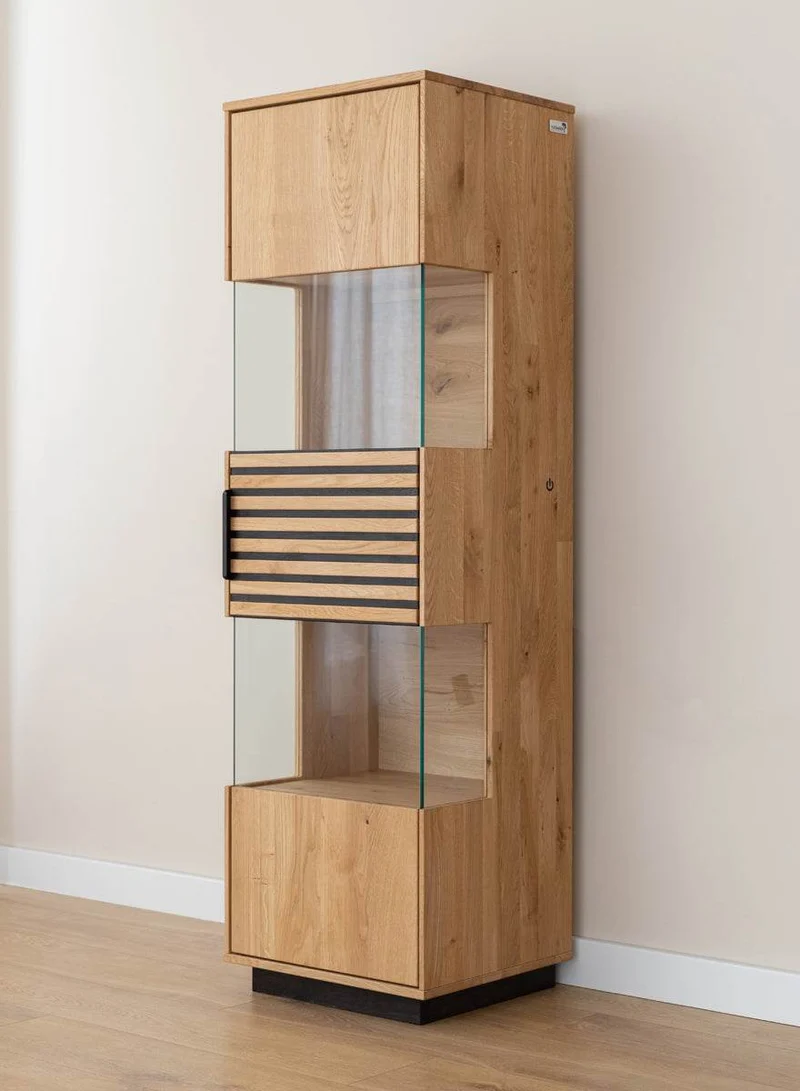 Beleuchtete Standvitrine aus massiver Eiche mit Lamellen | Vitrine Tirano II mit Rückwand in grober Holzstruktur