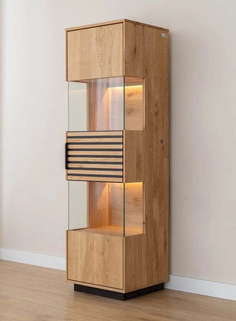Beleuchtete Standvitrine aus massiver Eiche mit Lamellen | Vitrine Tirano II mit Rückwand in grober Holzstruktur