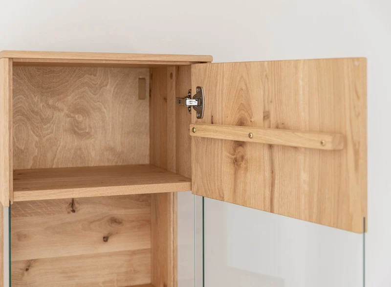 Beleuchtete Standvitrine aus massiver Eiche mit Lamellen | Vitrine Tirano II mit Rückwand in grober Holzstruktur