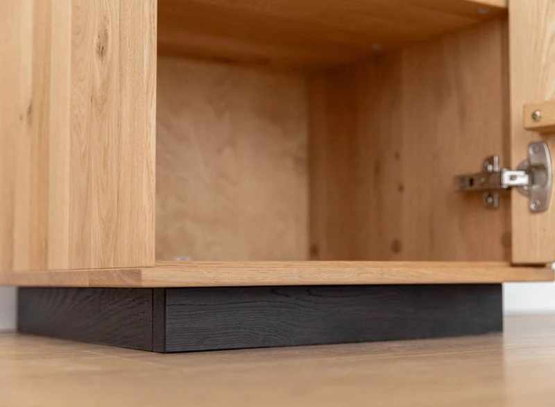 Beleuchtete Standvitrine aus massiver Eiche mit Lamellen | Vitrine Tirano II mit Rückwand in grober Holzstruktur