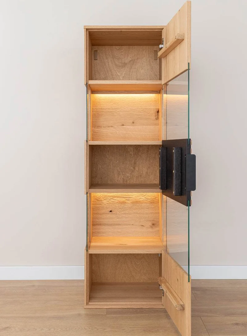 Beleuchtete Hängevitrine aus massiver Eiche mit Lamellen | Vitrine Tirano II mit Rückwand in grober Holzstruktur