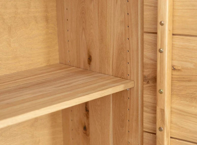 Beleuchtetes Sideboard aus massiver Eiche | Kommode Tirano I mit Rückwand in grober Holzstruktur