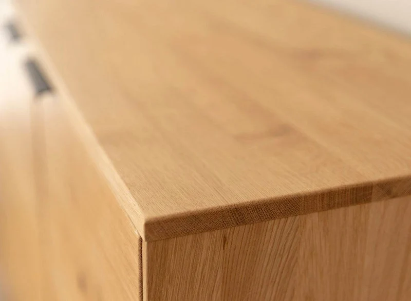 Beleuchtetes Sideboard aus massiver Eiche | Kommode Tirano I mit Rückwand in grober Holzstruktur