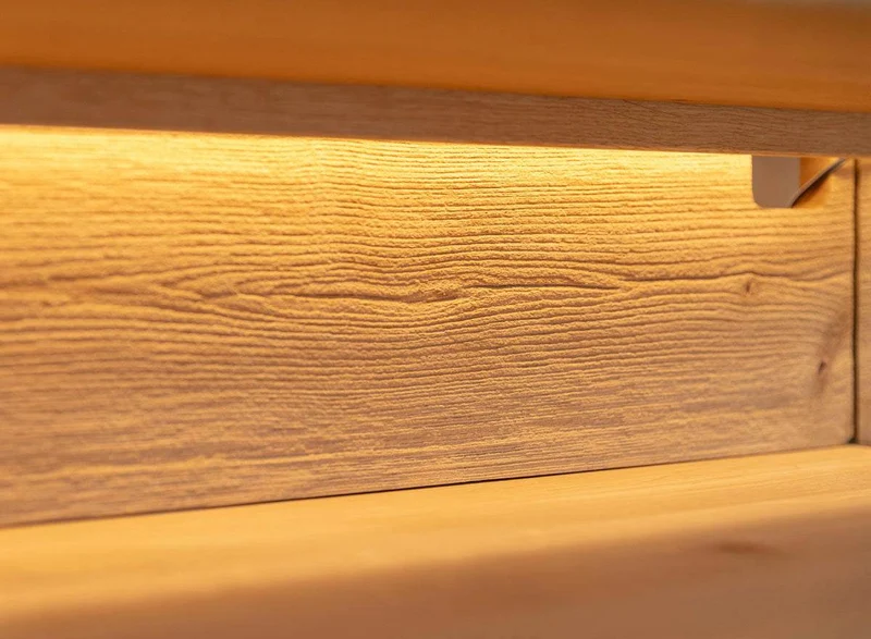Beleuchtete Hängekommode aus massiver Eiche | TV-Board Tirano I mit Schaukasten und grober Holzstruktur