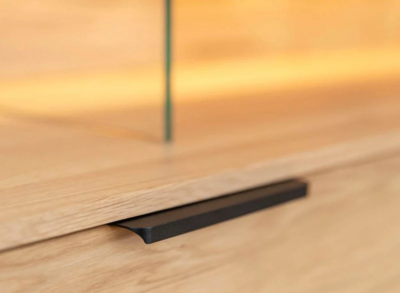 Beleuchtete Hängekommode aus massiver Eiche | TV-Board Tirano I mit Schaukasten und grober Holzstruktur