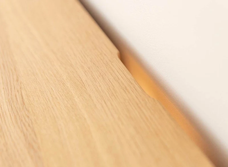 Beleuchtete Hängekommode aus massiver Eiche | TV-Board Tirano I mit Schaukasten und grober Holzstruktur