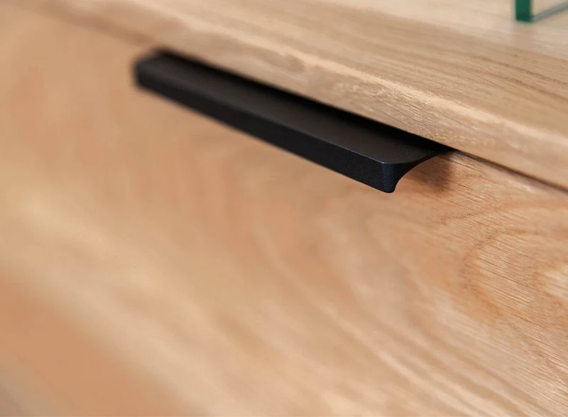Beleuchtete Hängekommode aus massiver Eiche | TV-Board Tirano I mit Schaukasten und grober Holzstruktur