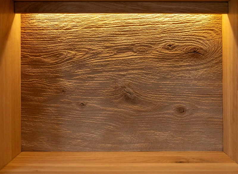 Beleuchtete Standvitrine aus massiver Eiche | Wohnzimmerschrank Tirano I mit Rückwand in grober Holzstruktur