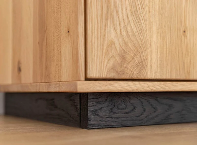 Beleuchtete Standvitrine aus massiver Eiche | Wohnzimmerschrank Tirano I mit Rückwand in grober Holzstruktur
